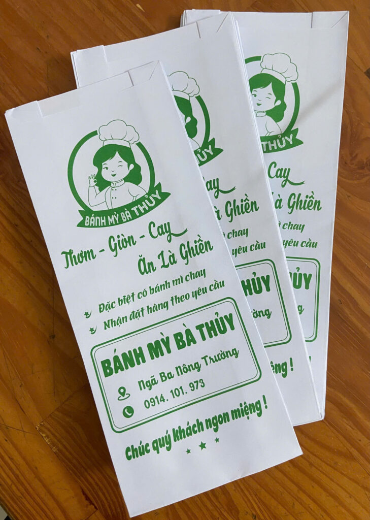 Túi bánh mì giấy trắng in 1 màu xanh lá, miệng thẳng không nắp – mẫu Bánh Mỳ Bà Thủy
