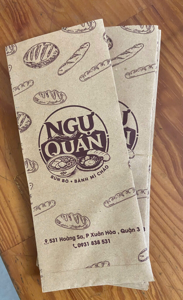 Túi bánh mì giấy kraft nâu in 1 màu, họa tiết ổ bánh mì lặp kín túi – mẫu Ngự Quán